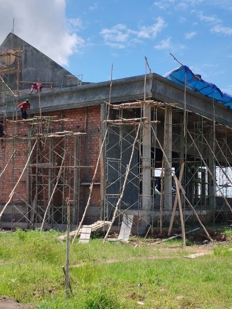 Pemasangan penutup atap Masjid Cendikia