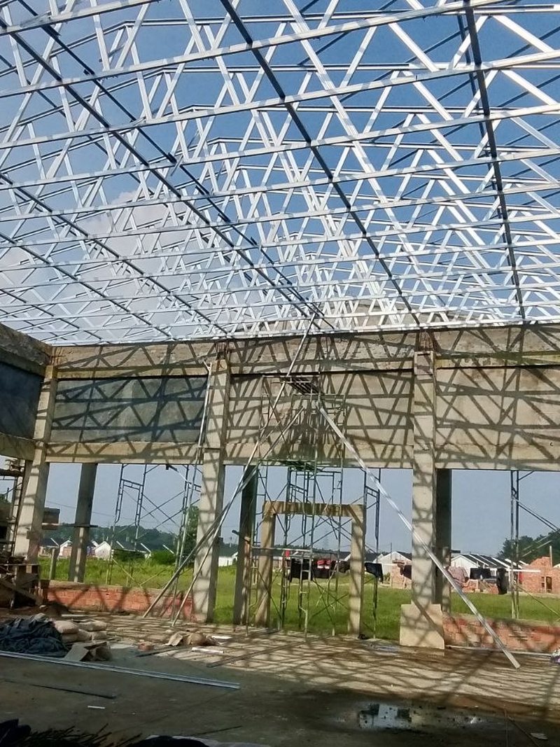 Pemasangan rangka atap Masjid Cendikia